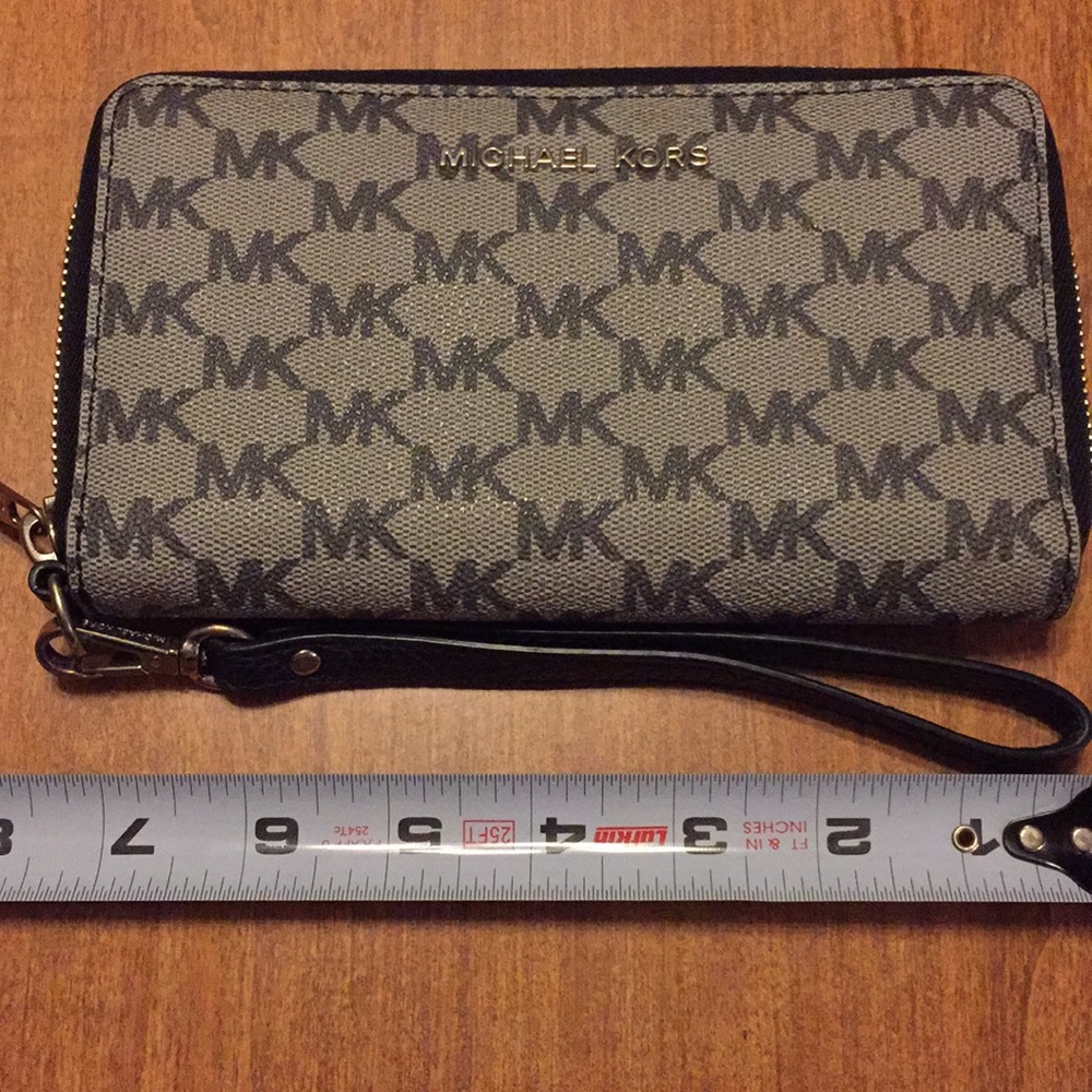 Micheal Kors wristlet